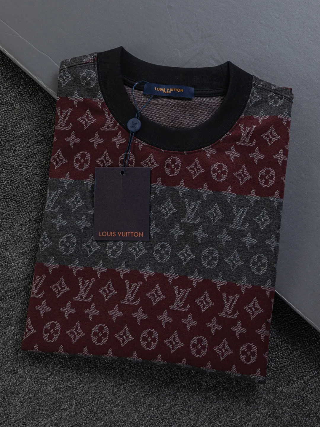 🅿️200 Louis Vuitton 1V LV lv slightly wide version S-XL LV 26ss new products are available at counters simultaneously. Multiple craftsmanship. Contrast color jacquard large stripes all over the body 🪡 embroidery. Round neck short-sleeved T-shirt, same style for men and women! Consigned to one-to-one creation. Synchronized with the official website, pure cotton fabrics at the counter! It is close to the skin and comfortable, durable and easy to wear. It has a classic and simple logo design and meticulous original craftsmanship. Short-sleeves, a must-have item for men, do not appear to be the same for the general public, but must be unique and eye-catching. This LV short-sleeve is all about quality, comfort, the same shape and fashion as always, including fabrics and cutting techniques. All of them have been made with great effort! 320 grams of washed pure cotton fabric, pure cotton is breathable, very refreshing and comfortable for daily wear. The rib knitting on the neckline is smooth and tight, and the neckline will not be skewed if you toss it at will. The loose version, you will find that it looks really good on the upper body. The overall is minimalist and neat, super versatile for daily use! Pair it casually with a pair of pants for a youthful look. A T-shirt will make your outfit crazy. It is a fashionable item that can never go wrong! Color: Green Burgundy Size: S-XL Size chart: S: Shoulder width 50-Bust 56-Length 70 M: Shoulder width 52-Bust 57-Length 72 L: Shoulder width 54-Bust 59-Length 74 XL: Shoulder width 56-Bust 62-Length 76